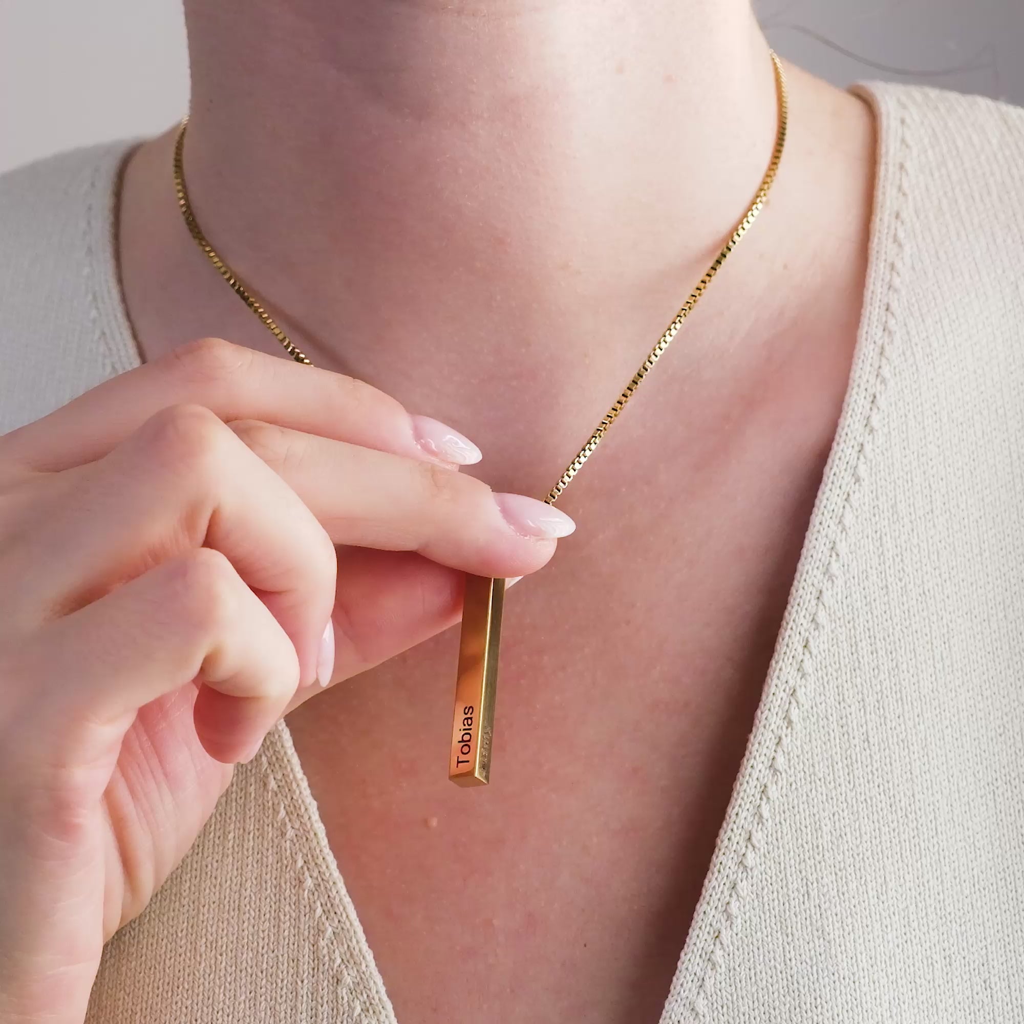 Collana a colonna con incisione