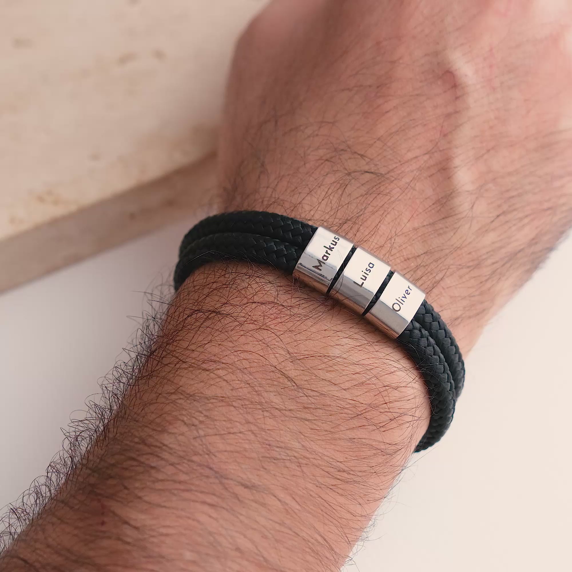 Bracciale in corda da vela nera con incisione ad anello
