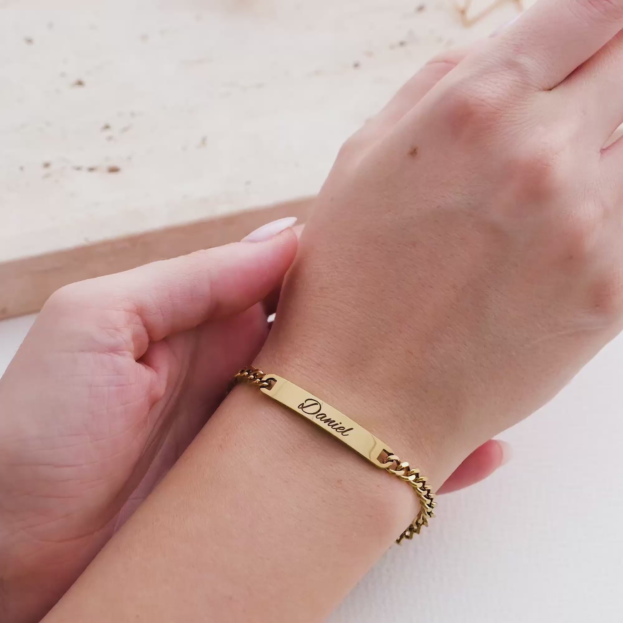 Bracciale da uomo in argento con incisione