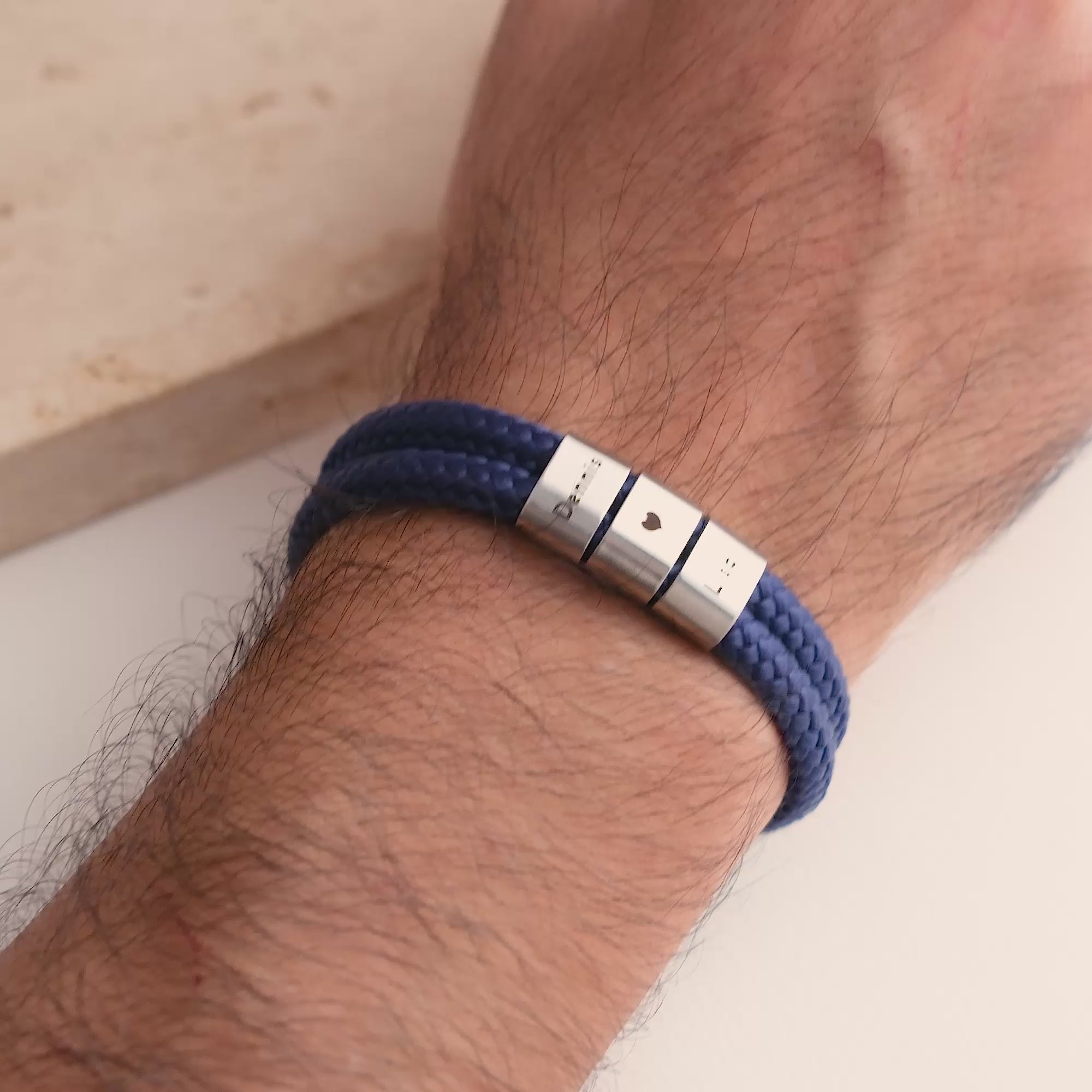 Bracciale in corda da vela Blau con incisione ad anello