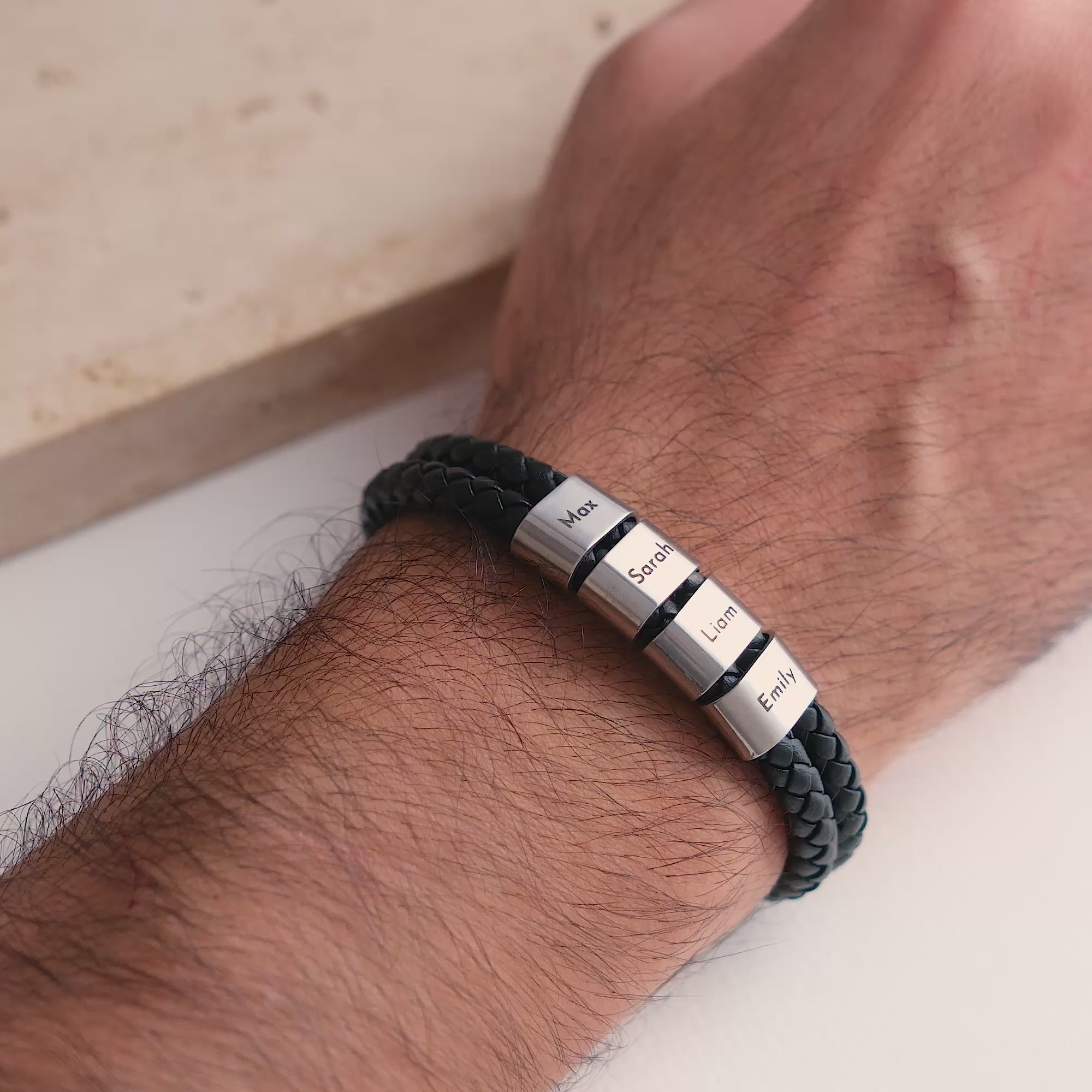 Bracciale doppio in pelle con perline incise