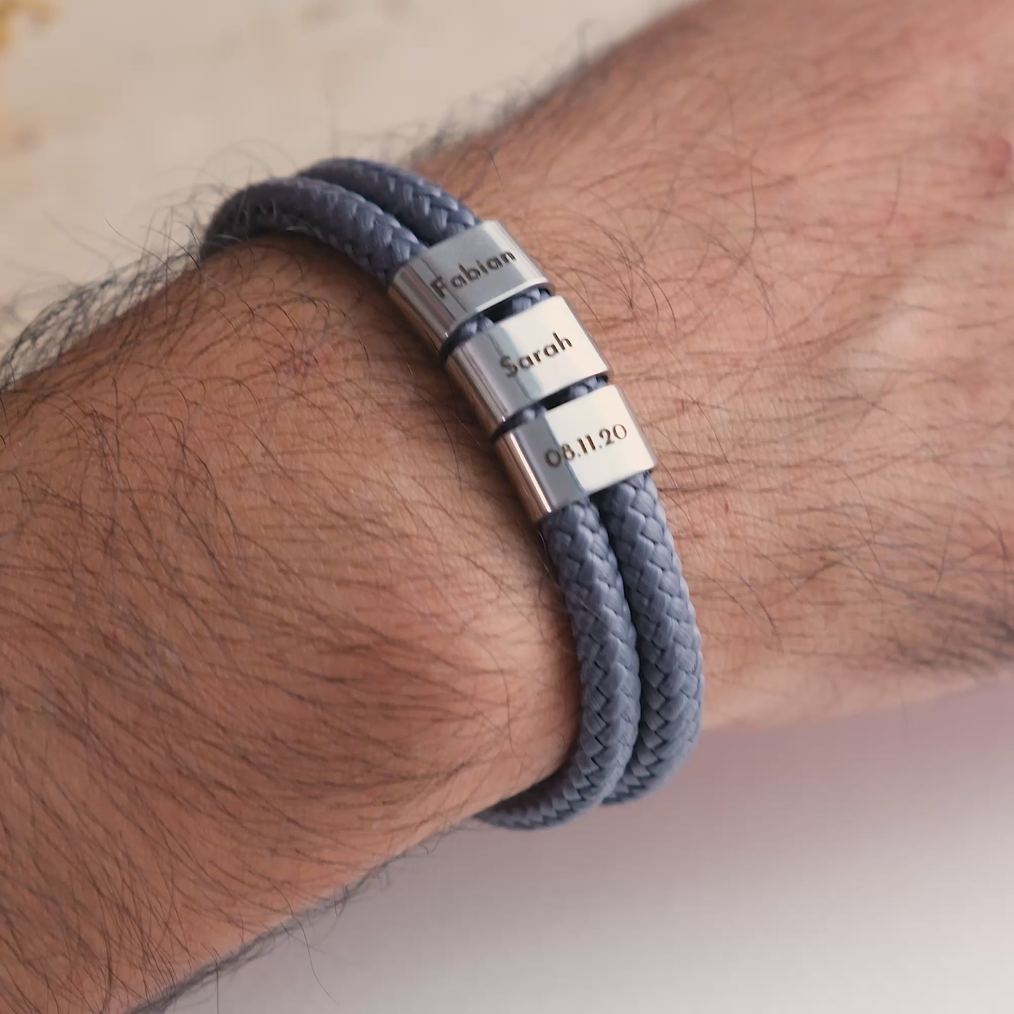 Bracciale in corda da vela grigio con incisione ad anello